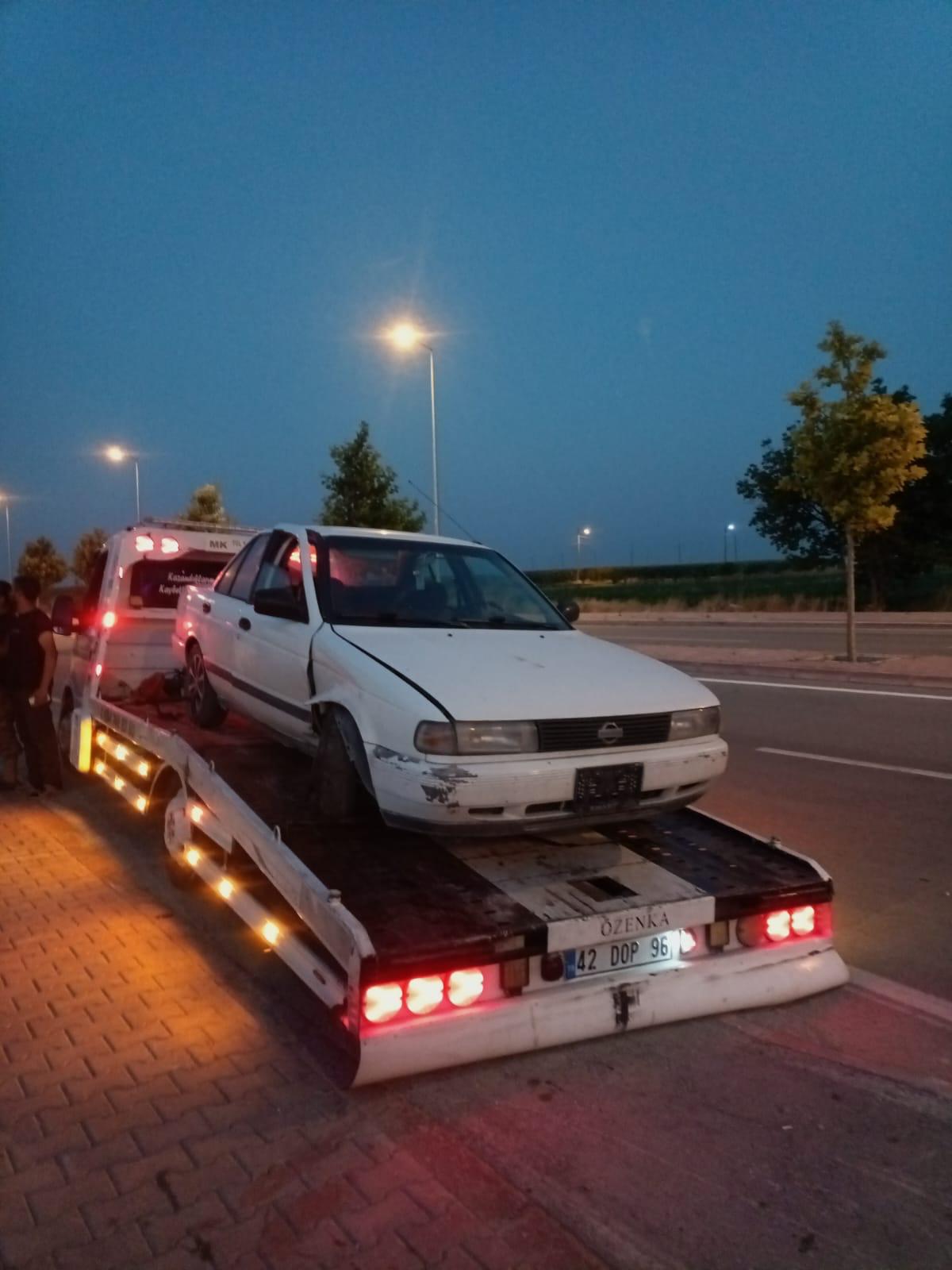 Gece çekici platformunda otomobil taşıma