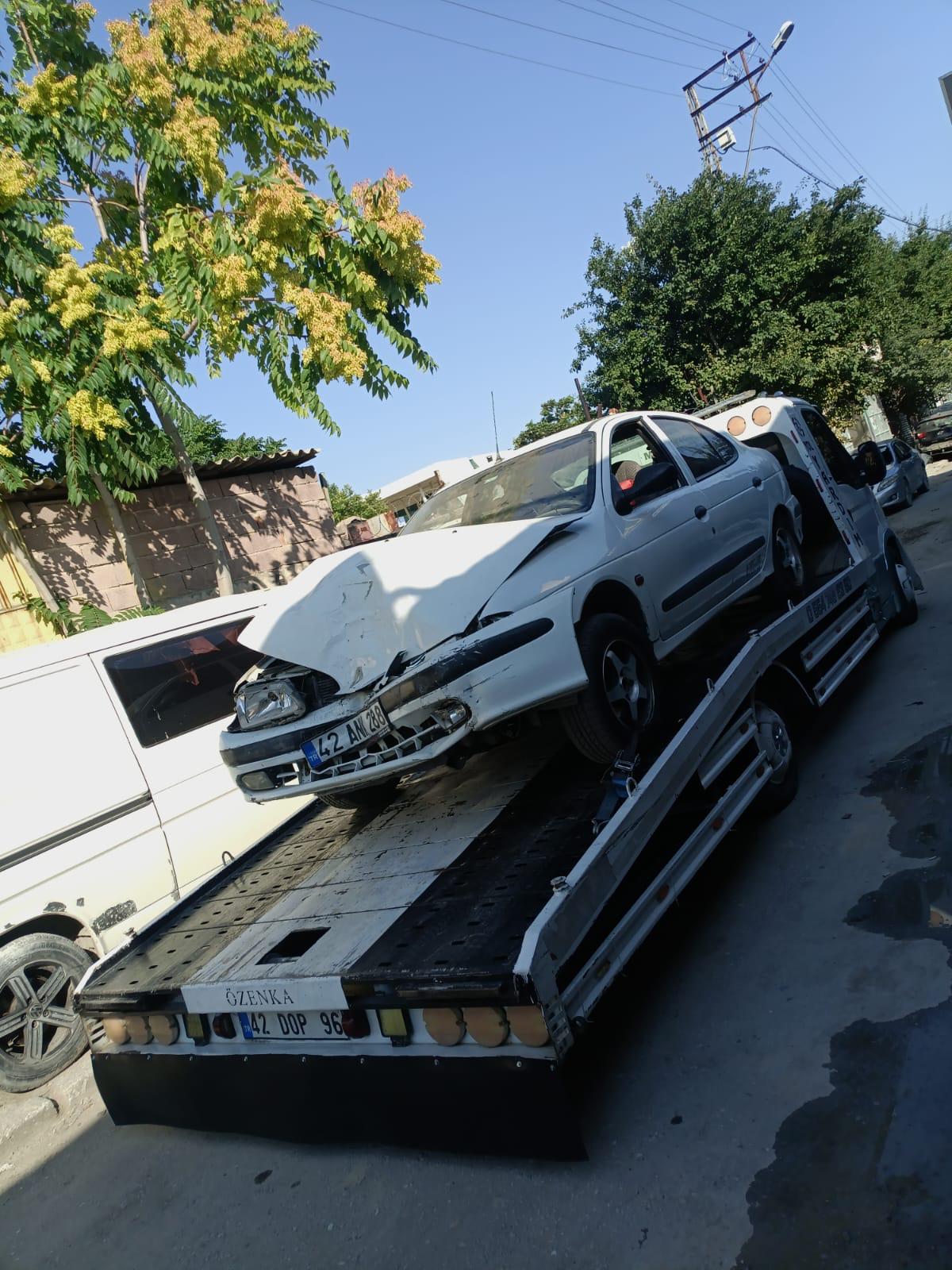 Çekici platformuna yüklenen otomobil