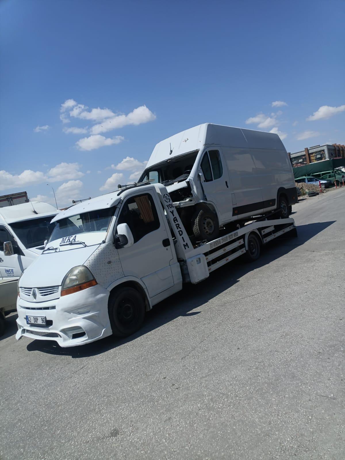 Platformda taşınan kapalı kasa ticari araç