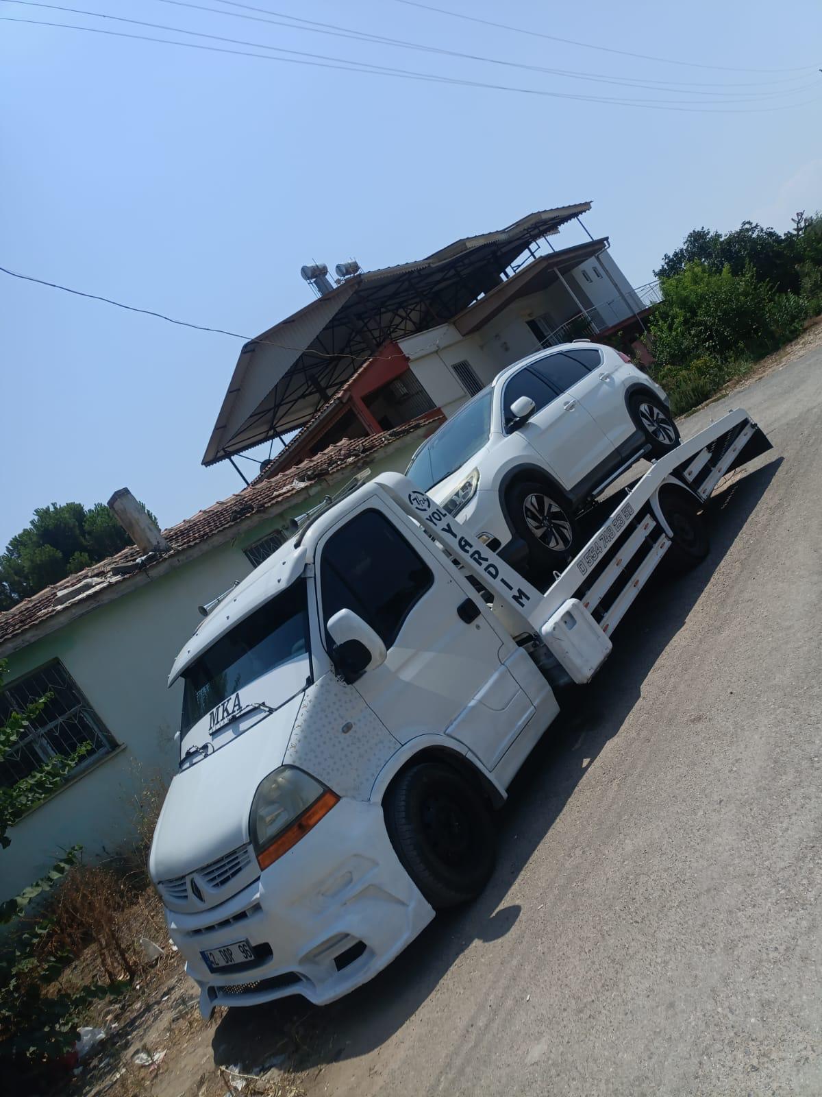 Beyaz oto kurtarma aracı önden görünüm